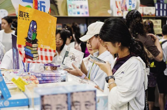 讀者在書展上選書