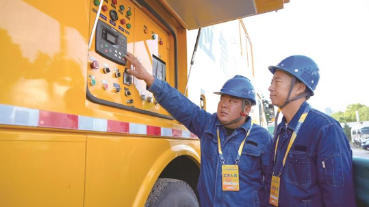 供電部門工作人員檢查發電車