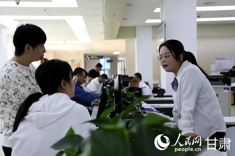 群眾在蘭州新區政務服務大廳內咨詢辦理相關業務。人民網記者 高翔攝