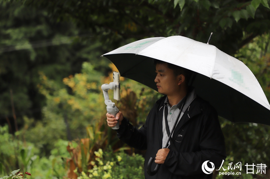 王超正在進行網絡直播。人民網記者 邵蘭攝
