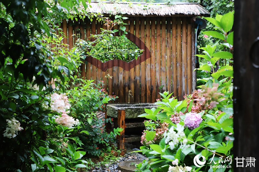 民宿入口處開滿鮮花。人民網記者 邵蘭攝