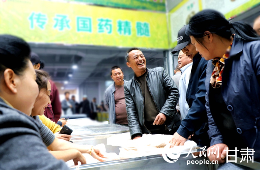 客商正在挑選優質中藥材。人民網記者 高翔攝