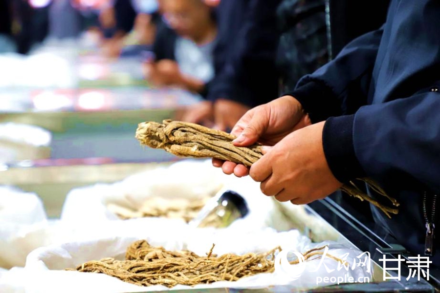 交易市場內的優質中藥材備受備受廣大客商青睞。人民網記者 高翔攝