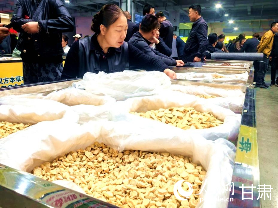 交易市場內的優質中藥材備受廣大客商青睞。人民網記者 周婉婷攝