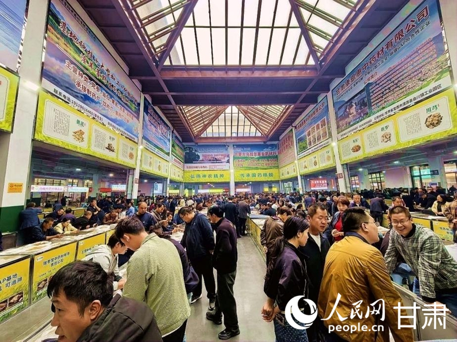 中藥材交易市場熱鬧非凡。人民網記者 高翔攝