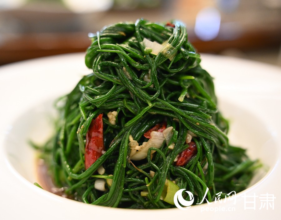 餐桌上的涼拌沙蔥。人民網記者 邵蘭攝