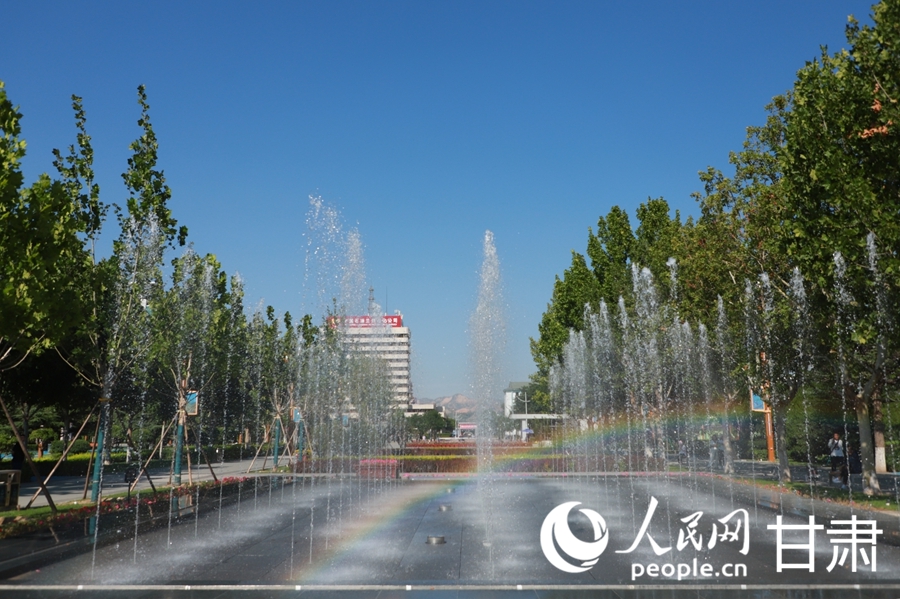 蘭州石化廠前廣場水虹相映，綠樹環繞。人民網記者 焦隆攝