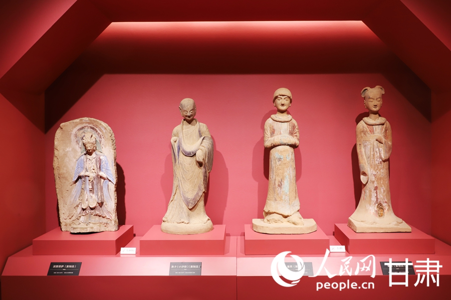 展廳內的麥積山石窟文物造像。人民網記者 米媛攝