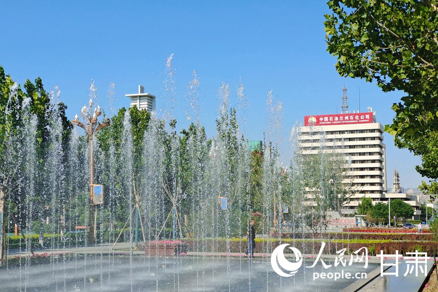 蘭州石化廠前廣場的噴泉伴著微風灑落細碎水花。人民網記者 米媛攝
