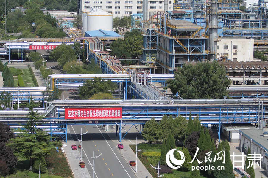 蘭州石化廠區內塔林管線錯落有致，綠樹成蔭。人民網記者 焦隆攝