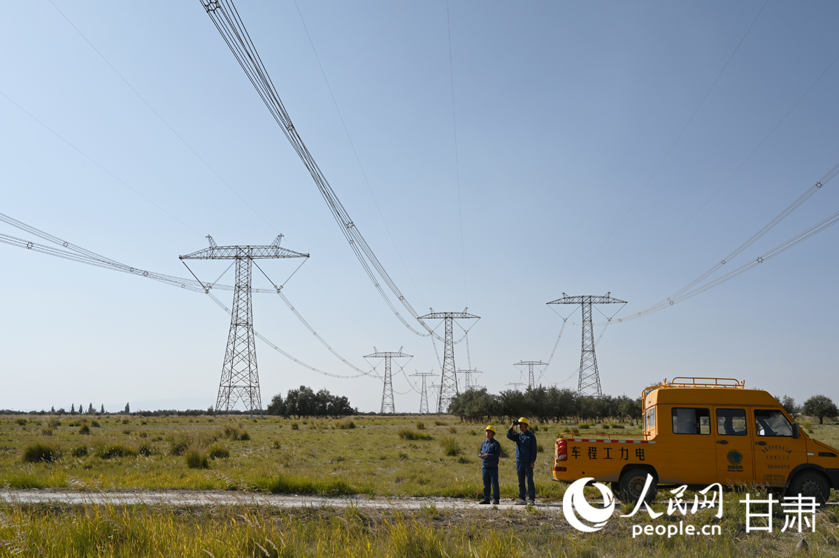 電力工作人員開展線路巡視。