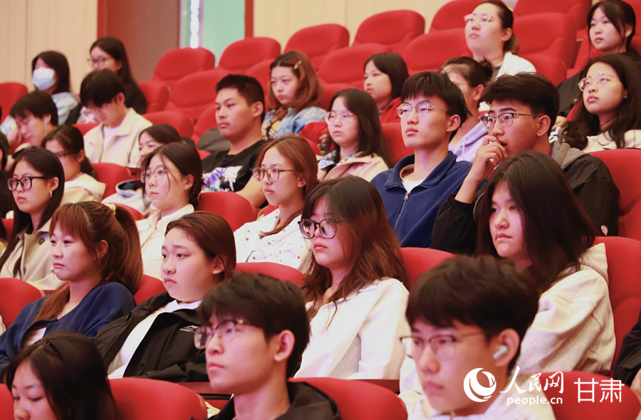 會場的蘭州理工大學生。人民網記者 焦隆攝