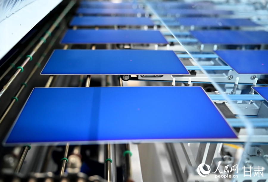 生產線上的光伏電池片。人民網 席娟娟攝
