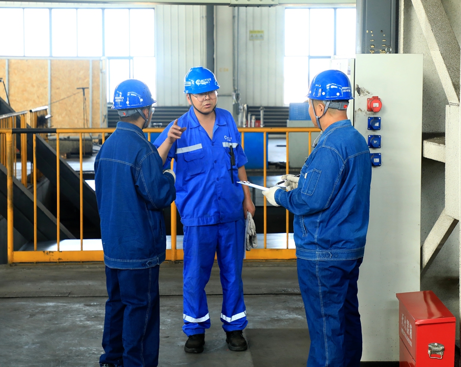 國網酒泉供電公司員工開展用電檢查。國網酒泉供電公司供圖