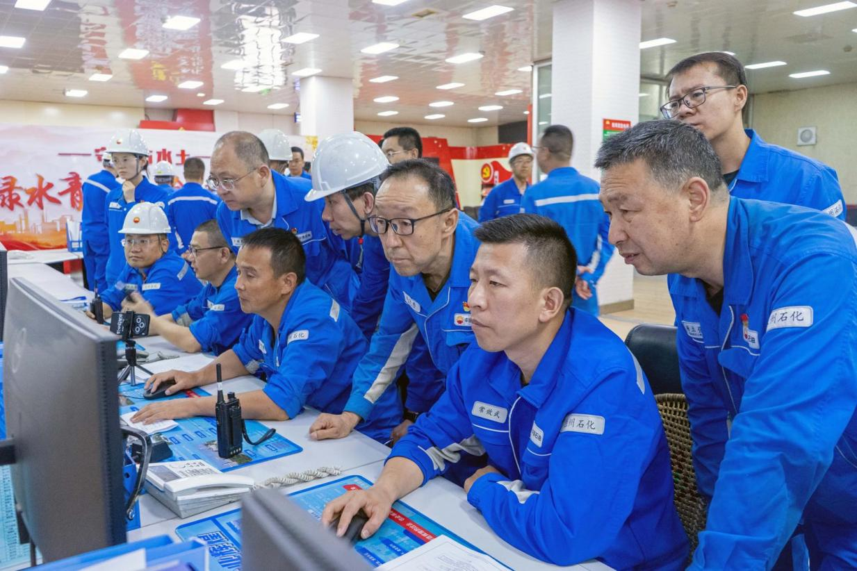 蘭州石化300萬噸/年重催裝置崗位員工調節中壓蒸汽管網壓力。亓祥君 攝