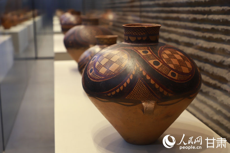 馬家窯遺址博物館展出的彩陶。人民網記者 焦隆攝