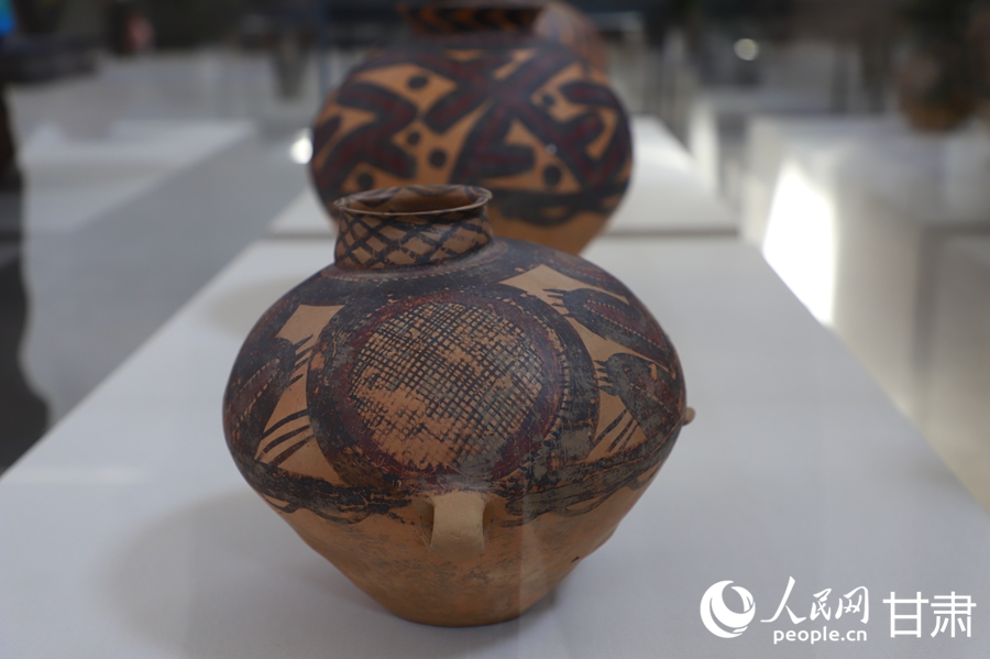 馬家窯遺址博物館展出的彩陶。人民網記者 焦隆攝