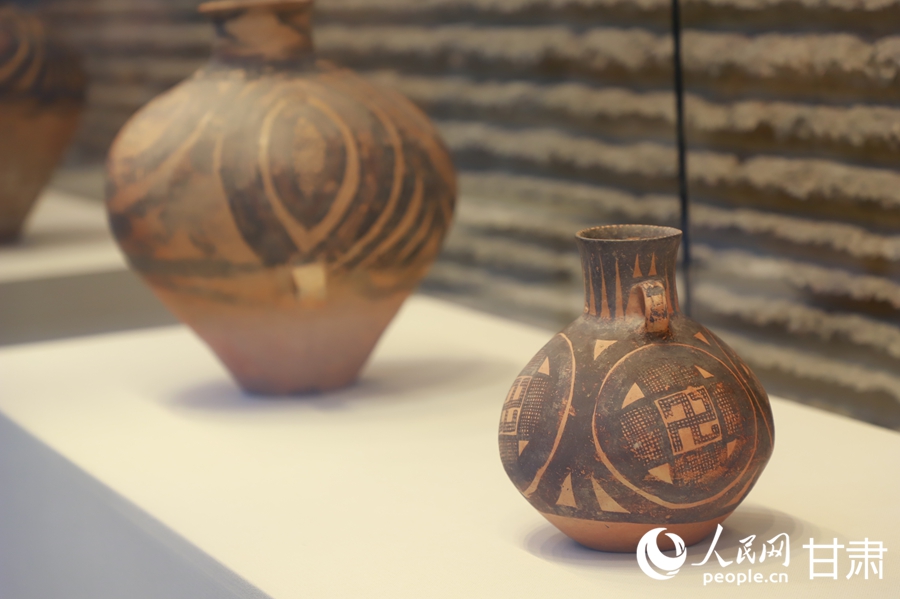 馬家窯遺址博物館展出的彩陶。人民網記者 焦隆攝