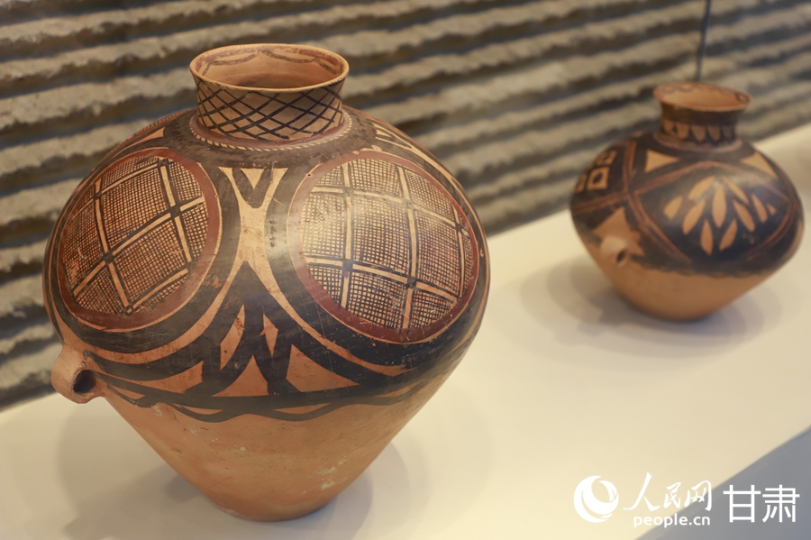 馬家窯遺址博物館展出的彩陶。人民網記者 焦隆攝