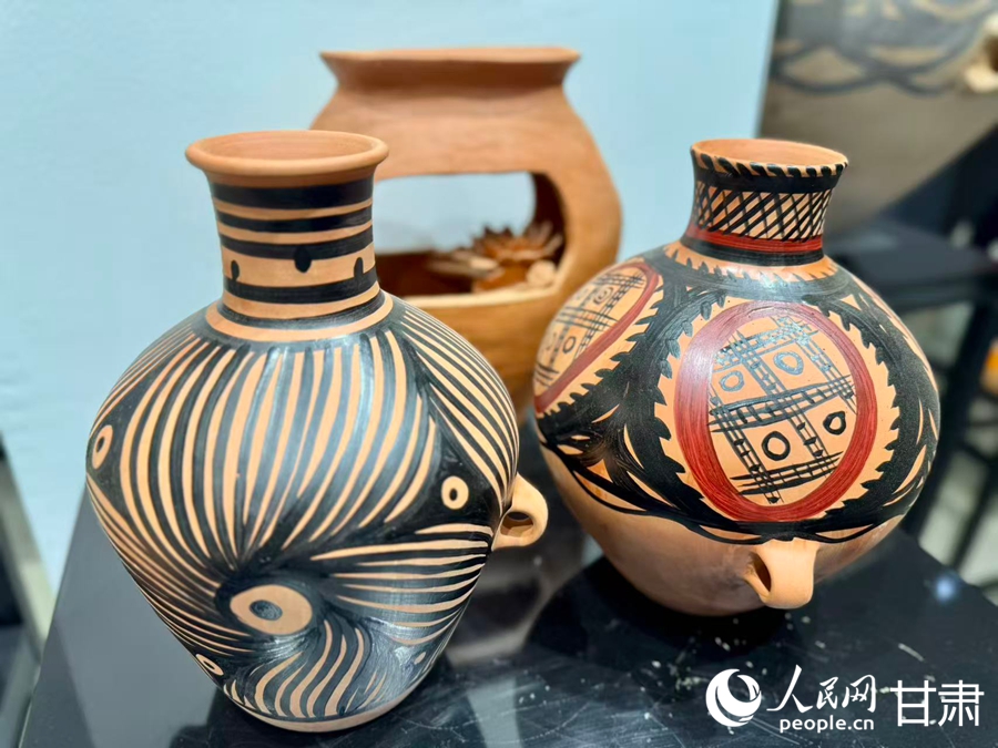 馬家窯彩陶文化小鎮展示的彩陶作品。人民網記者 焦隆攝