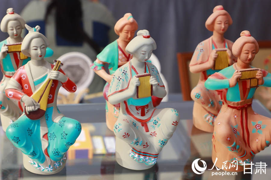 馬家窯彩陶文化小鎮展示的彩陶作品。人民網記者 焦隆攝