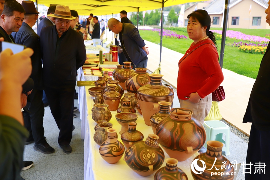 馬家窯文化集市產品展示。人民網記者 焦隆攝
