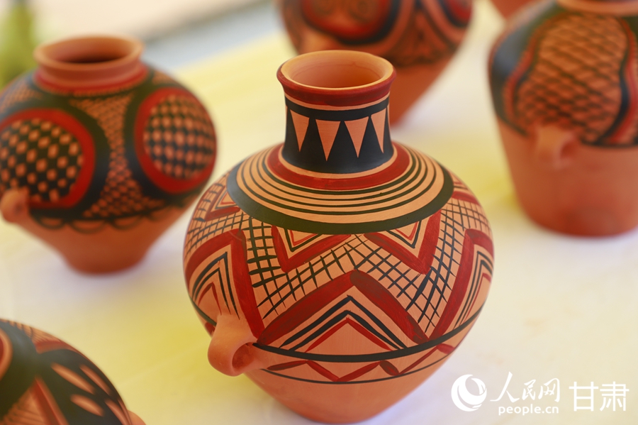 馬家窯文化集市產品展示。人民網記者 焦隆攝