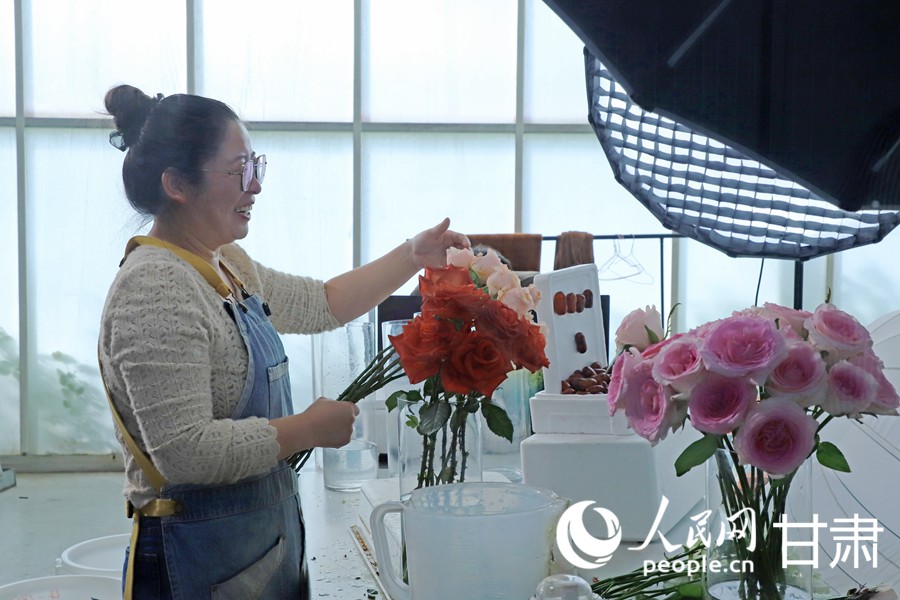 雙節臨近 蘭州新區鮮切玫瑰走俏全國【4】