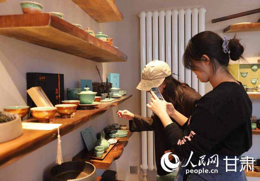 參觀陶藝展品的游客。人民網記者 米媛攝