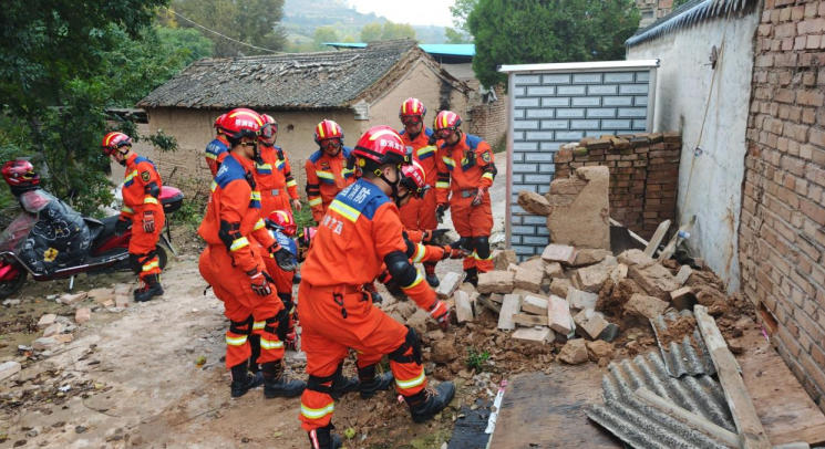 消防救援人員正在排查險情。甘肅消防供圖