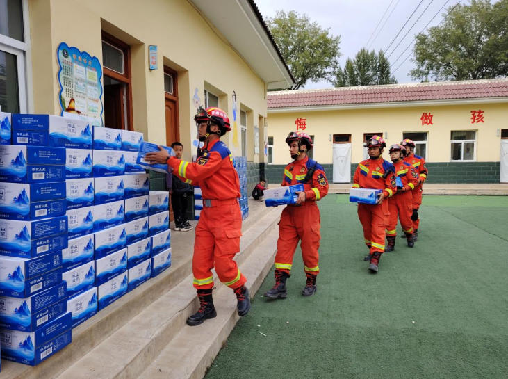 消防救援人員協助裝卸救災物資。甘肅消防供圖
