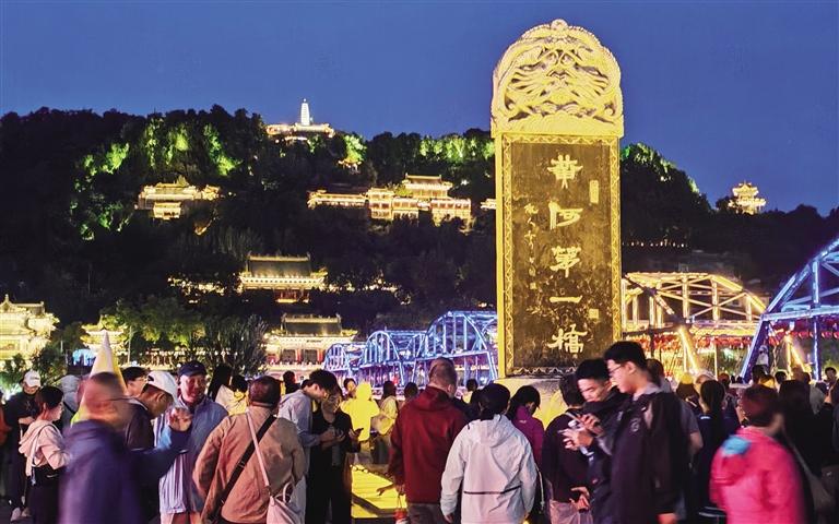 中山橋游人如織 蘭州日報記者 陶奕冰 攝