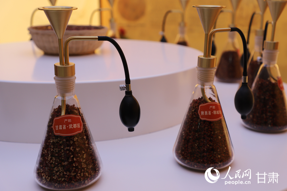 中國花椒產業博覽館內展出的花椒。人民網記者 邵蘭攝