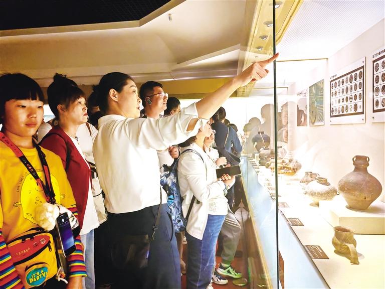 甘肅省博講解員為游客進行講解