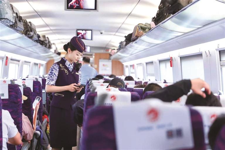 旅客在蘭州西站乘車返程