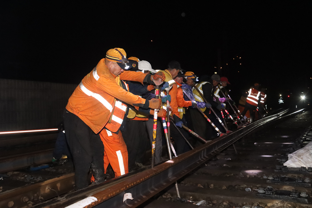 10月10日，鐵路職工在蘭新鐵路周家莊線路所進行集中修施工作業。王光輝 李元蕾攝