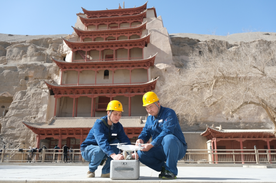 “雙節”期間，國網酒泉供電公司員工對莫高窟景區用電設施進行巡檢。尚麗娜攝