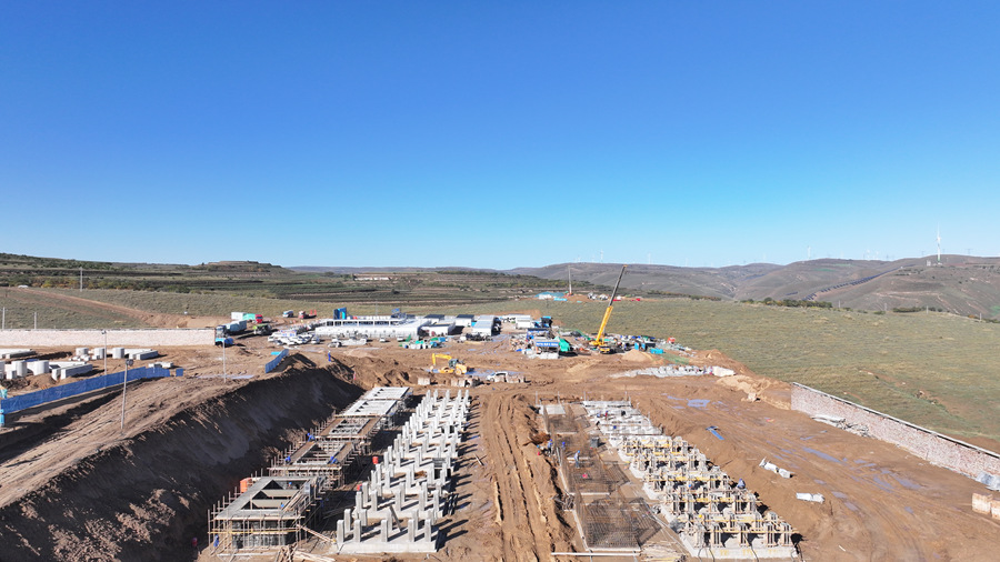 甘肅電投集團慶陽“綠電聚合”試點項目儲能設備區基礎混凝土澆筑。胡國武攝