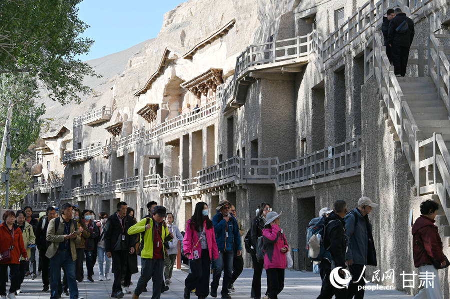 游客在莫高窟參觀。人民網 席娟娟攝