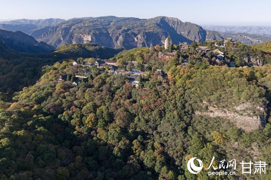 秋日晴空下的崆峒山。人民網記者 焦隆攝