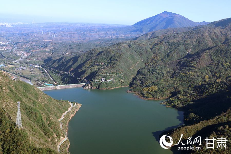 彈箏湖宛如無瑕碧玉。人民網記者 米媛攝