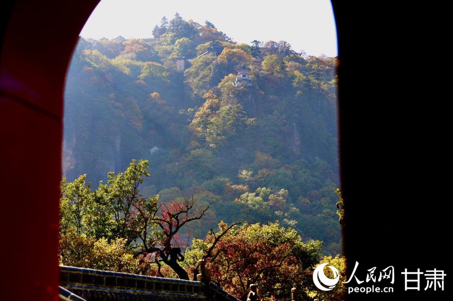 秋日暖陽映照下的崆峒山。人民網記者 焦隆攝