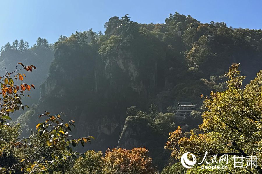 層林盡染崆峒山。人民網記者 焦隆攝