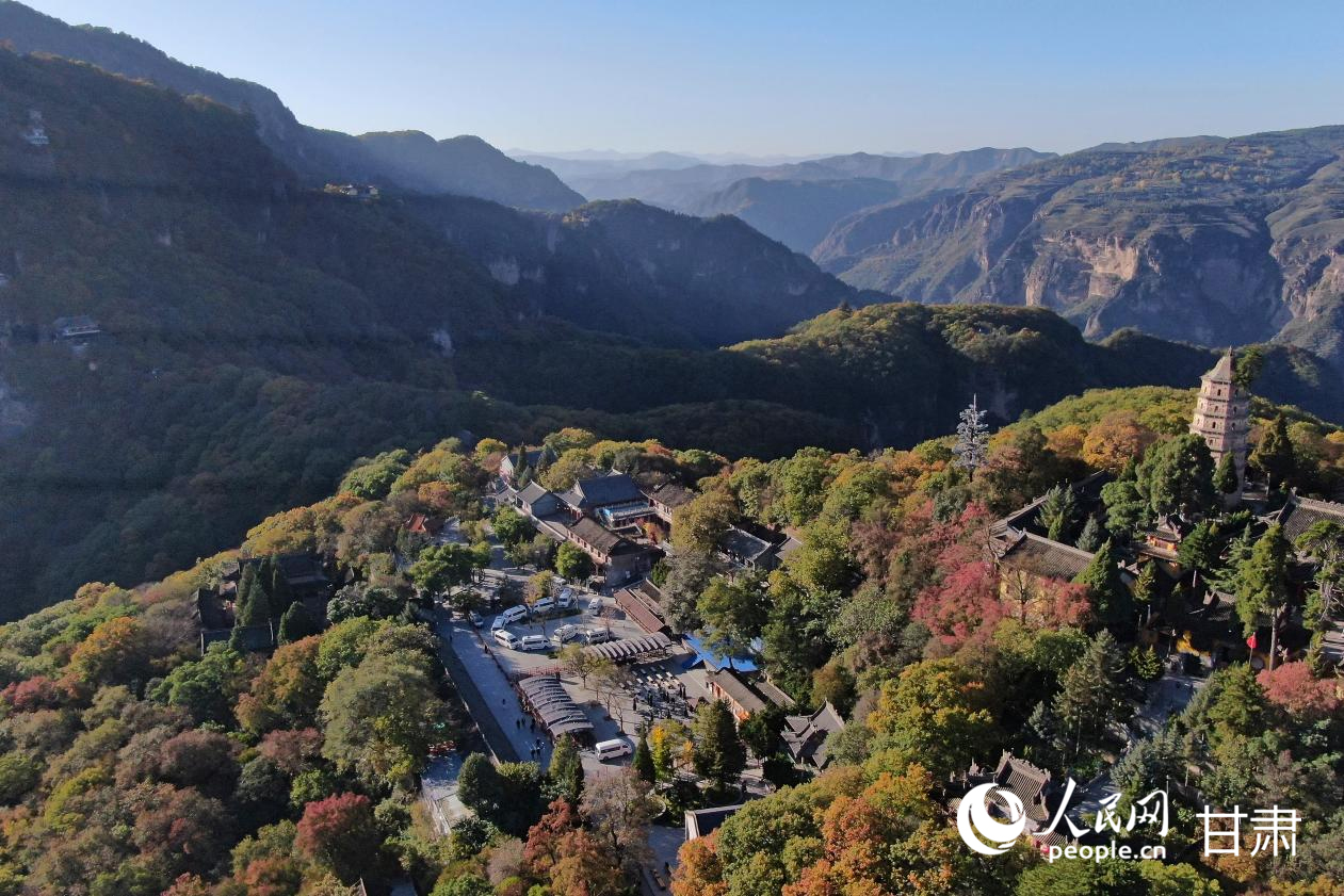 秋日崆峒，層林盡然，織就一山絢爛。人民網記者 米媛攝