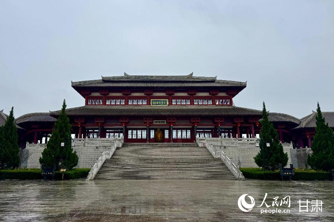 平涼市皇甫謐文化園靜矗靈臺，成為平涼“文旅+康養”深度融合的生動地標。人民網記者 焦隆攝