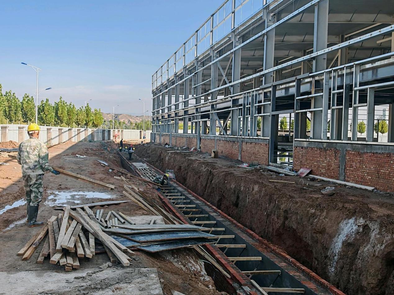 室外雨污管網施工中。馬進海攝