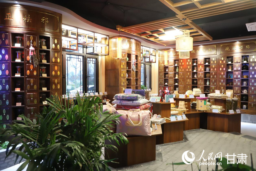 皇甫謐中醫針灸傳承創新示范中心康養產品展示區。人民網記者 焦隆攝