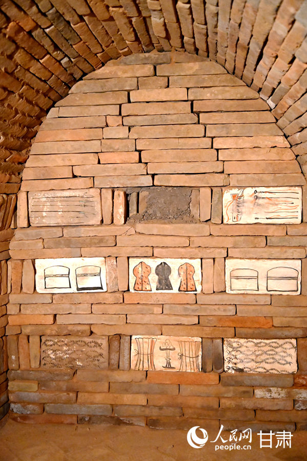 駱駝城苦水1號墓復原墓葬。