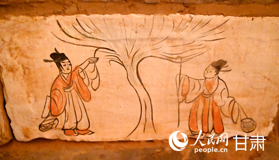 駱駝城苦水1號墓復原墓葬—采桑圖壁畫磚（復制品）。