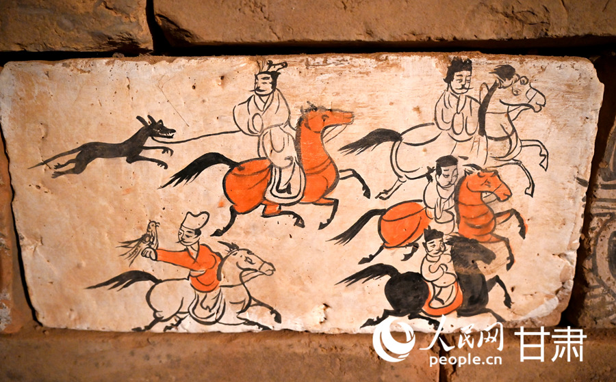 駱駝城苦水1號墓復原墓葬—射獵圖壁畫磚（復制品）。